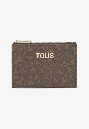 Bustina marrone in pelle con cerniera, motivo lineare astratto nero e logo dorato "TOUS" centrato sul davanti.