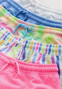 Pantaloncini colorati in diverse tonalità pastello; dotati di fasce elastiche e coulisse. I motivi includono righe e tie-dye su tutto il tessuto.