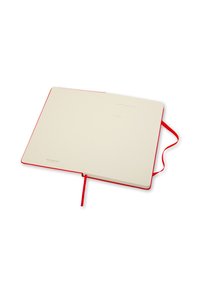 Quaderno rigido rosso con pagine crema, chiusura elastica, segnalibro in nastro e logo 'Moleskine' impresso in basso a destra.