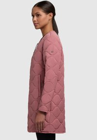Manteau rose matelassé avec un motif en vagues, manches longues et fermeture éclair à l'avant. Il dispose de poches latérales et a une coupe décontractée.
