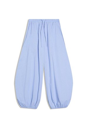 Pantaloni lejeri albăstrui deschis, cu talie elastică și manșete la glezne, având un model discret în carouri și șnur în talie.