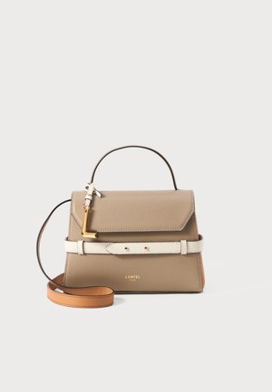 Sac à main en cuir tan avec une forme structurée, doté d'une poignée supérieure, d'une bandoulière amovible, d'une sangle d'accent crème et de quincaillerie en or.