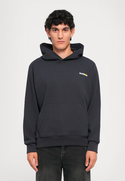 Sudadera azul oscuro hecha de una tela suave; cuenta con un bolsillo frontal y una capucha con cordón. Logo "BARROW" en amarillo y blanco en el pecho.