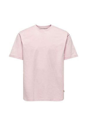 Jasnoróżowy bawełniany T-shirt z krótkim rękawem, okrągłym dekoltem i małą beżową metką wzdłuż dolnego szwu bocznego.