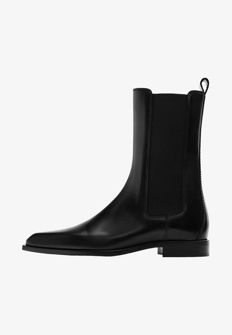 Botte Chelsea en cuir noir avec panneaux latéraux élastiques, languette à l'arrière, talon bas et design de bout arrondi élégant.