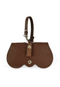 Pochette en cuir brun avec une surface texturée, des accents circulaires et des accessoires en or. Comprend une sangle détachable pour un transport facile.