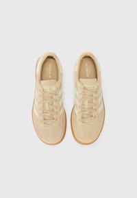 adidas Originals HANDBALL SPEZIAL UNISEX - Športni copati - magic beige/off white/gum
