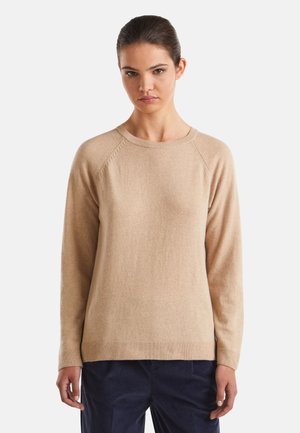 Beige trui met lange mouwen en een ronde hals, met een gestructureerde breisteken en raglanmouwen. Geribbelde manchetten en zoomdetails. Zacht, lichtgewicht stof.