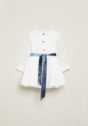 Weißes Kleid mit langen transparenten Ärmeln, Rüschensaum, Knopfleiste und einem blauen Samtgürtel. Mit Spitzenborte am Saum.