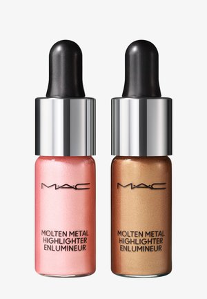 Due bottiglie di illuminante MAC Molten Metal, una rosa e una bronzo. Ognuna ha un corpo in vetro con un cappuccio argentato e un dosatore nero.