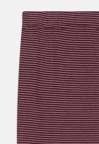 Tissu à rayures présentant des lignes horizontales dans des nuances de violet foncé et de rose, avec une texture ribbed. Aucun matériel ou accent distinct visible.
