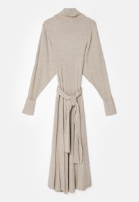 Robe midi en maille côtelée beige à manches longues, col montant, avec ceinture assortie en tissu nouée à la taille.