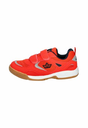 Roter Kindersportschuh mit zwei Klettverschlüssen, schwarzem Logo an der Seite, weißer Sohle und gummifarbener Außensohle, seitlich betrachtet.