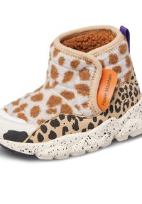 Kotníkové boty s leopardím vzorem, které mají měkkou funkční texturu, polstrovaný límec a skvrnitou podrážku s oranžovým logem.