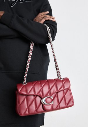 QUILTED TABBY SHOULDER BAG - Sac bandoulière - dark ruby