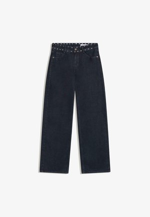 Schwarze Jeans mit weitem Bein, verziert mit silbernen Nieten entlang des Bunds, vorn mit Knopfverschluss und fünf Taschen, flach auf weißem Hintergrund ausgelegt.