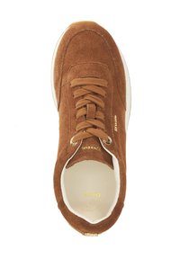 Brown suède sneaker met bijpassende veters, witte zool en gouden "Dune" branding aan de zijkant en binnenkant van de hiel.
