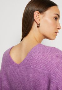 Mos Mosh THORA V-NECK - Pulover - iris orchid