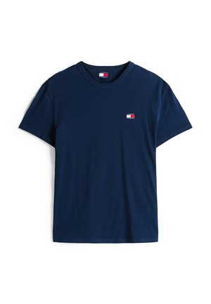 Navyblaue Baumwoll-T-Shirt mit kurzen Ärmeln und Rundhalsausschnitt. Verfügt über ein kleines rechteckiges Logo mit roten, weißen und blauen Akzenten auf der Brust.