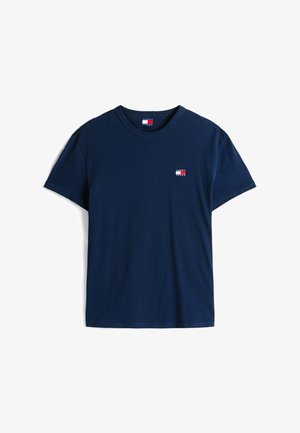 Navyblaue Baumwoll-T-Shirt mit kurzen Ärmeln und Rundhalsausschnitt. Verfügt über ein kleines rechteckiges Logo mit roten, weißen und blauen Akzenten auf der Brust.