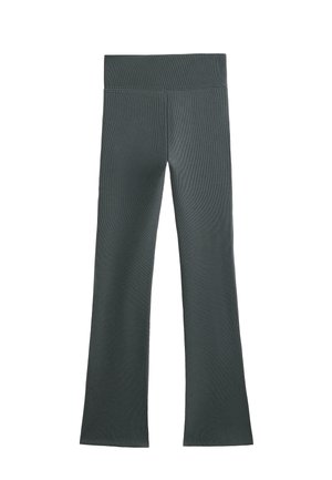 Temnozeleni rebrasti leggingi z širokim pasom in razširjenim robom. Tkanina ima gladko teksturo in prilegajočo se silhueto.