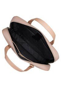 Roze gestructureerde leren handtas met een ritssluiting, voorzien van beige handvatten en een ruime zwarte stoffen binnenkant met een zijvak.