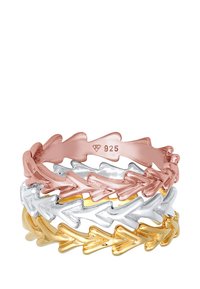 Tre stabelde ringe lavet af 925 sterling sølv i nuancerne rosaguld, sølv og guld, med et zigzag pilmønster og en blank finish.