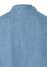 Hellblaues Jeanshemd mit gerafftem Ausschnitt und glatter Textur. Verfügt über ein klassisches Design mit dezenten vertikalen Linien im Stoff.