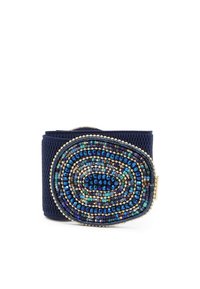 Cintura di tessuto blu navy con una fibbia circolare e decorata di perline che presenta tonalità di blu, turchese e oro in un design a spirale. Tessuto liscio e dettagli in oro.