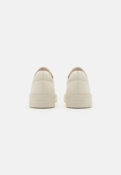 Beige Leder-Sneaker mit runder Zehenpartie, flacher Sohle und dezentem Stichmuster, mit einem eingestanztem Logo an der Ferse.