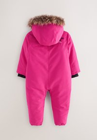 Roosa üheosaline talveülikond karvaga kapuutsiga, millel on mustad käeaktsendid ning elastsed paelad pahkluude ja randmete juures mugavaks sobivuseks.