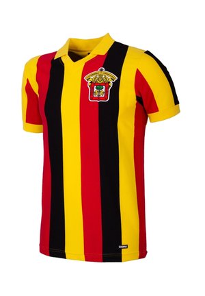 Rood, gele en zwarte gestreepte voetbalshirt met een V-hals, voorzien van een badge op de borst en een klein logo aan de zoom.