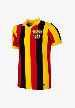 Rood, gele en zwarte gestreepte voetbalshirt met een V-hals, voorzien van een badge op de borst en een klein logo aan de zoom.