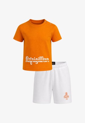 Maglietta arancione a maniche corte per bambini con logo bianco "Refri" e pantaloncini bianchi a vita elastica con piccolo disegno di cane e scritta "Refri".
