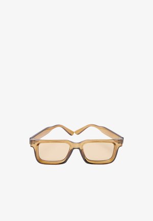 Prostokątne okulary z bursztynowymi szkłami, z półprzezroczystymi brązowymi oprawkami i szerokimi zausznikami, przedstawione z przodu na białym tle.