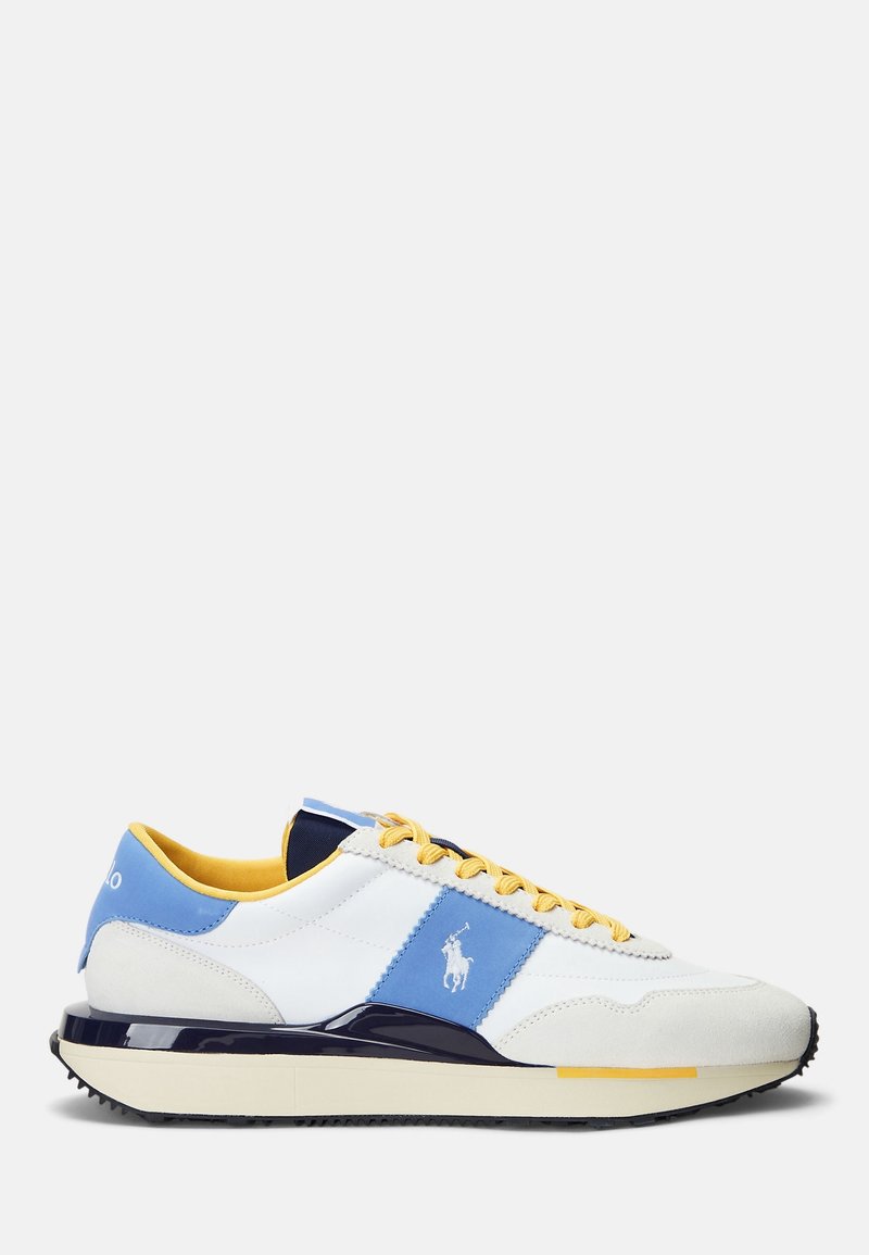 Weißer Sneaker mit blauen und marineblauen Akzenten, aus Wildleder und Leder, gelben Schnürsenkeln und einer strukturierten Sohle. Hat ein Logo an der Seite.