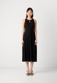 Abito nero senza maniche con dettaglio a chiave sul davanti, vestibilità sartoriale e lunghezza midi fluida, realizzato in morbido tessuto elasticizzato.