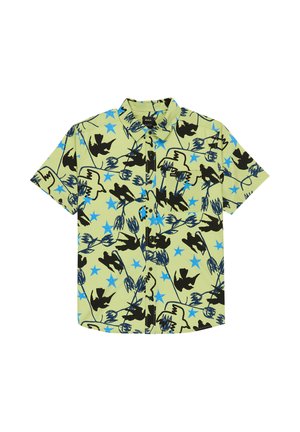 Koszula z krótkim rękawem na guziki w jasnym zielonym kolorze z czarnymi i niebieskimi abstrakcyjnymi wzorami ptaków i gwiazd oraz kieszenią na piersi z przodu.