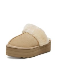 Béžové platformové pantofle s měkkým umělým kožíškem, vrchní část z semiše, kulatá špička a strukturovaná gumová podrážka, navržené pro pohodlí a teplo.