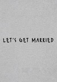 Szary materiał o gładkiej fakturze z wyraźnym, czarnym tekstem, który głosi "WEŹMY ŚLUB" w swobodnym, odręcznym stylu.