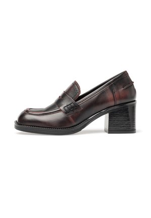 Læder loafers med hæl i mørk bordeaux med et syet design, der har firkantet tå og tekstureret blokkets hæl. Sort gummisål.