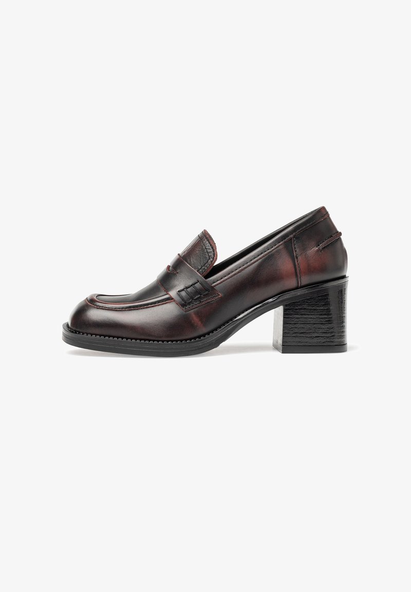 Mocassins à talon en cuir bordeaux foncé avec un design cousu, dotés d'un bout carré et d'un talon bloc texturé. Semelle en caoutchouc noir.