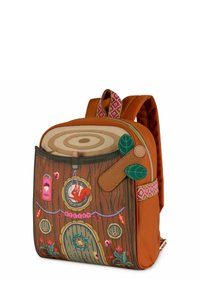 Mochila marrón con diseño de puerta de madera, que presenta acentos bordados, una parte superior circular, correas con un patrón rosa y aplicaciones de hojas.