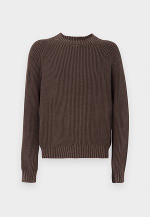 Pruun soonikuga kampsun, millel on pikad varrukad, ümar kaelus ja keha järgnev vöökoht. Valmistatud tekstuurse kootud materjalist.