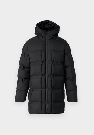 Chaqueta de plumas negra con capucha, cierre de cremallera, diseño acolchado con paneles rectangulares y una textura suave.