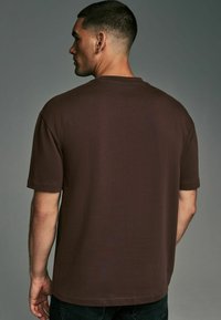 Next HEAVYWEIGHT - REGULAR FIT - Basic póló - chocolate brown