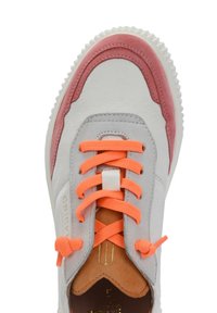Weiße Leder-Sneaker mit pinken Wildlederakzenten, orangen Schnürsenkeln und einer strukturierten weißen Gummisohle. Verfügt über ein gesticktes Design und ein Markenlogo.