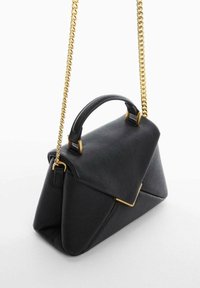Czarna skórzana torebka o usztywnionej konstrukcji, z złotym łańcuszkiem na ramię, górnym uchwytem i kanciastym kształtem z klapą zamykaną na zatrzask.
