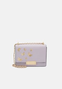 Borsa a mano in pelle viola con una tracolla a catena dorata, caratterizzata da dettagli in rilievo a forma di farfalla dorata sulla parte frontale e un dettaglio della chiusura in tono dorato.