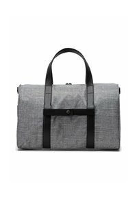 Sac de voyage en tissu gris avec des accents en cuir noir, doté d'une fermeture éclair sur le dessus, de deux poignées et d'un devant plat avec un détail de bandoulière à bouton.